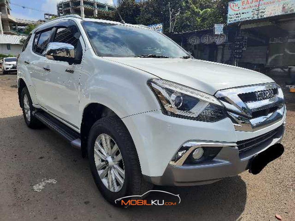 Mobil Isuzu MU-X 2017