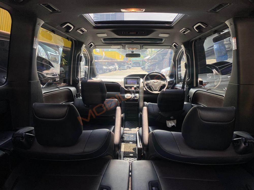Mobil Toyota Voxy 2019