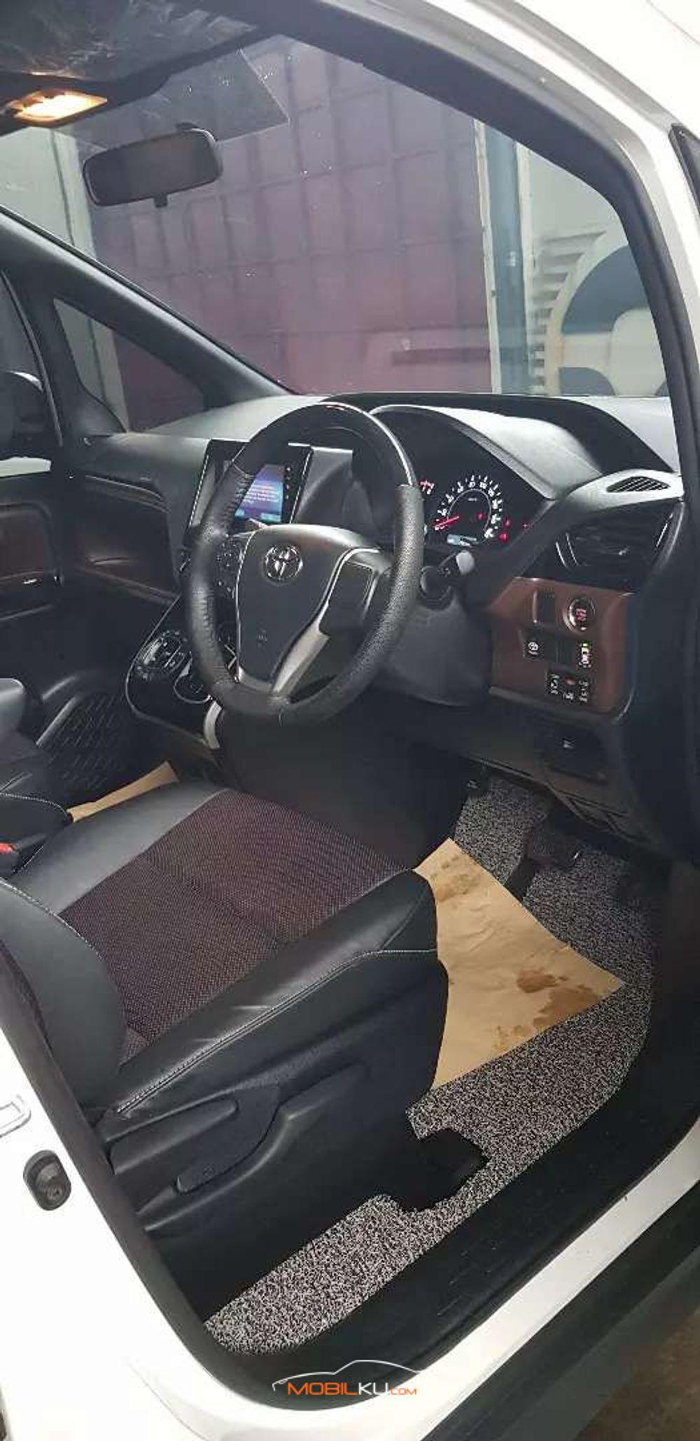 Mobil Toyota Voxy 2018