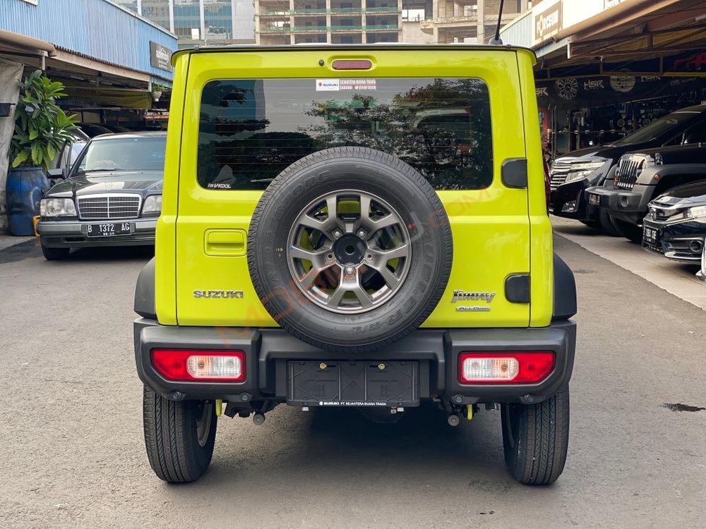 Mobil Suzuki Jimny 2023