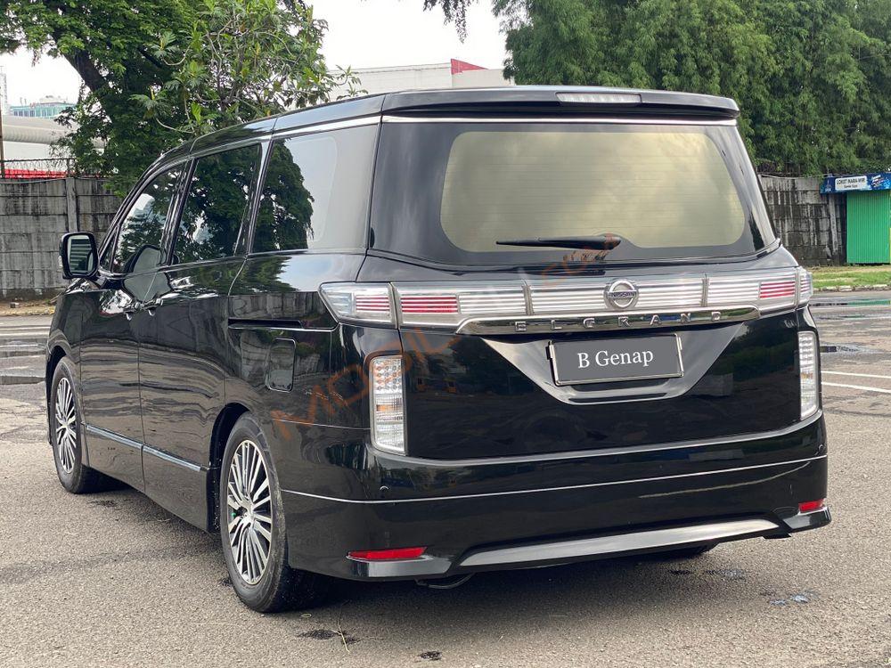 Mobil Nissan Elgrand 2014