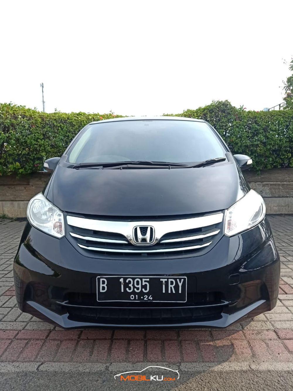Mobil Honda Freed 2013