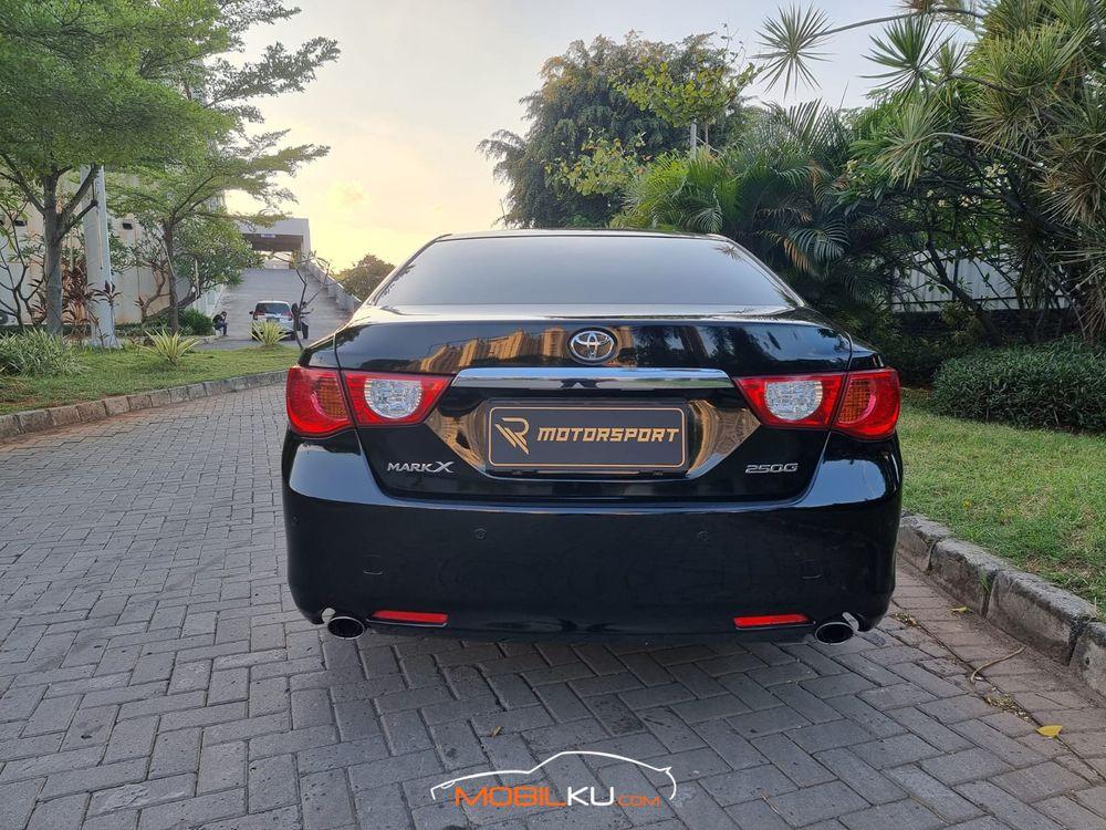 Mobil Toyota Mark X 2012