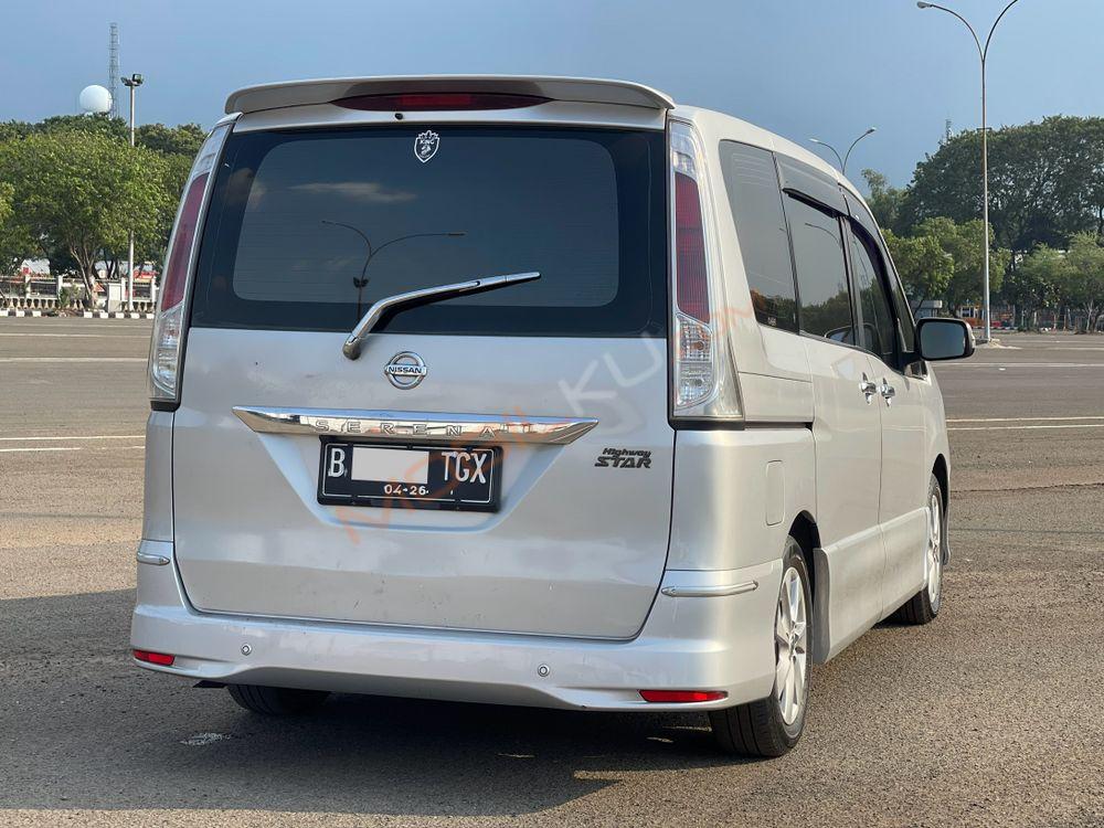 Mobil Nissan Serena 2013