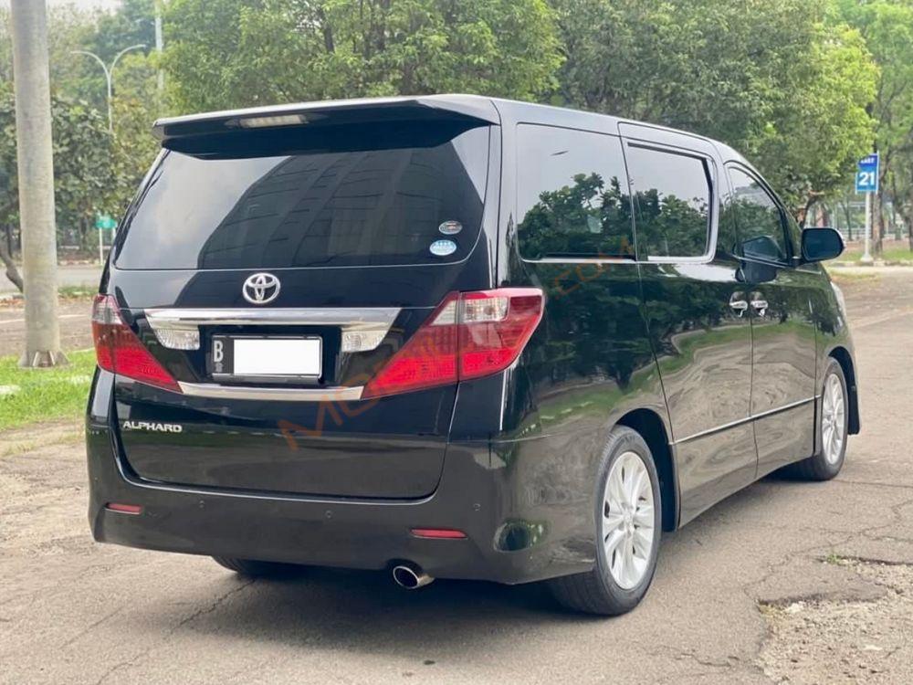 Mobil Toyota Alphard 2009