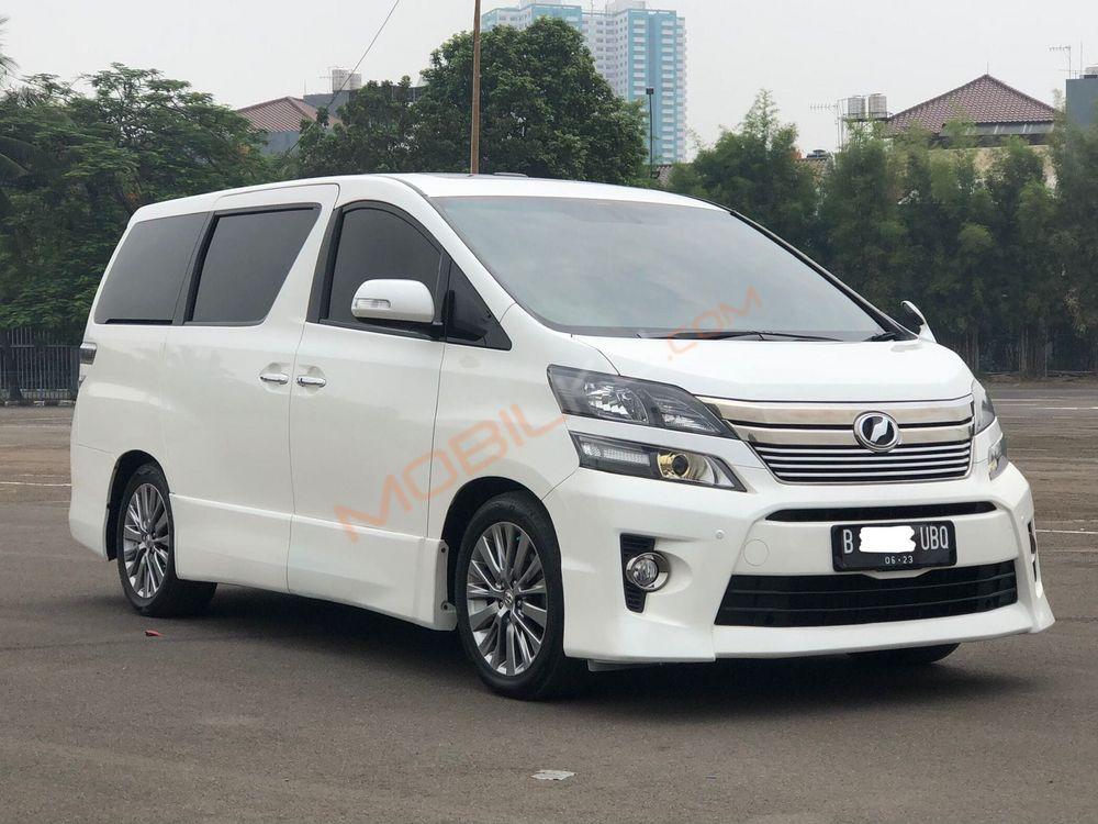 Mobil Toyota Vellfire 2013