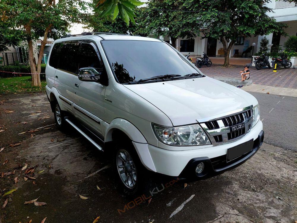 Mobil Isuzu Panther 2016