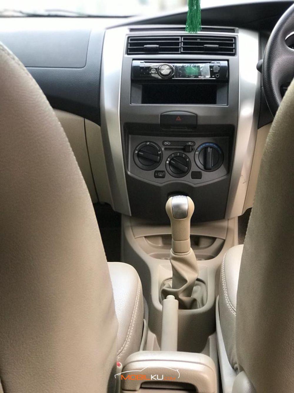 Mobil Nissan Grand Livina 2014