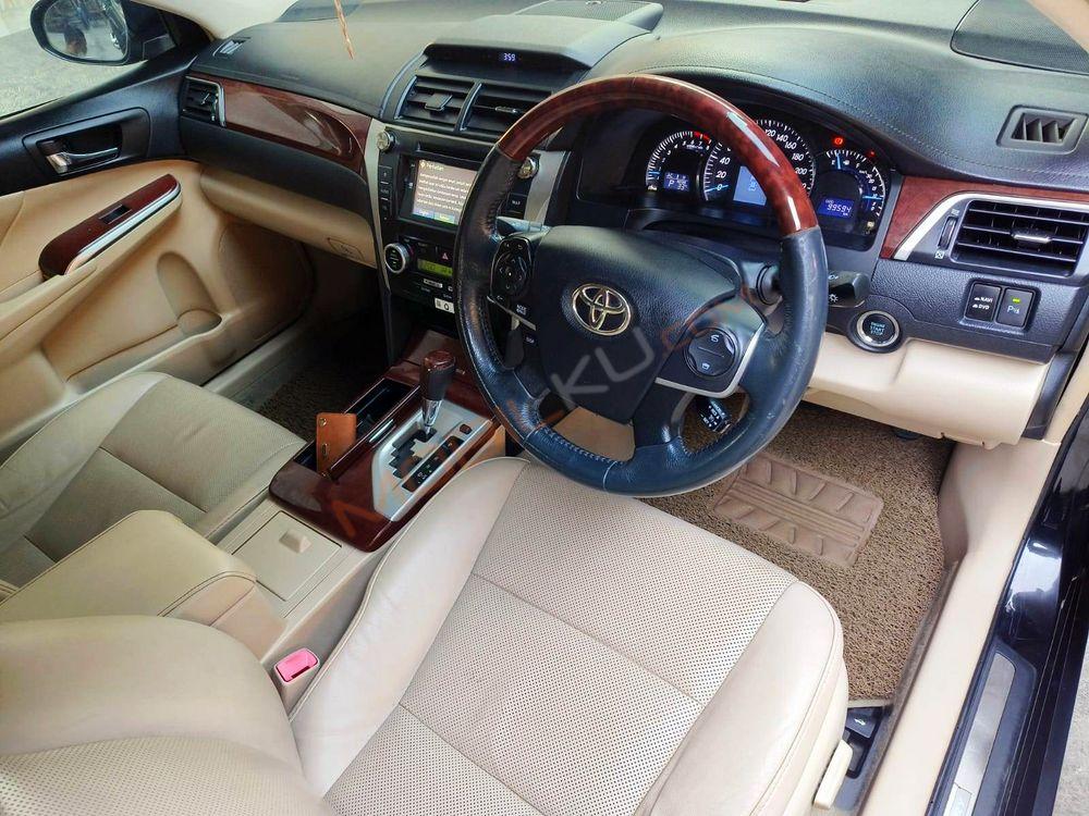 Mobil Toyota Camry 2013