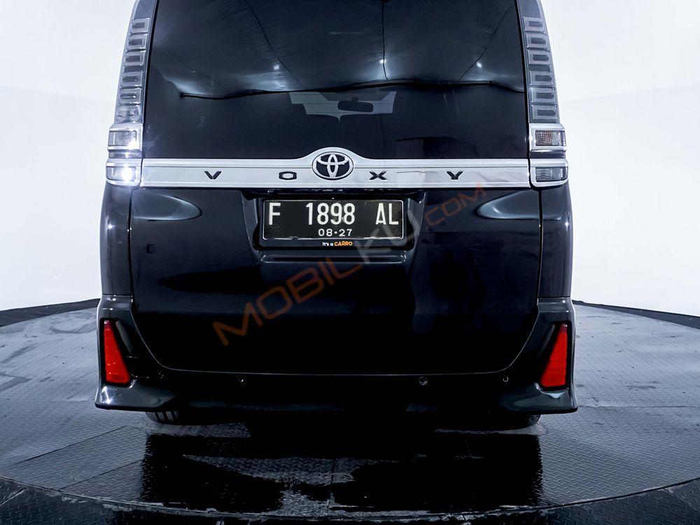 Mobil Toyota Voxy 2018
