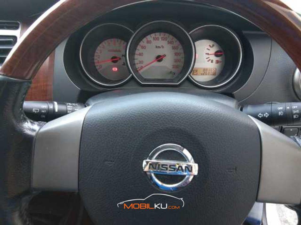 Mobil Nissan Grand Livina 2013