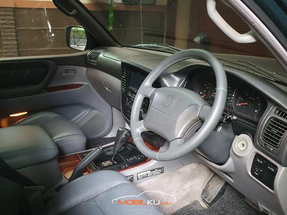 Mobil Toyota Land Cruiser 2001
