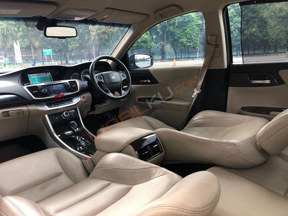 Mobil Honda Accord 2013