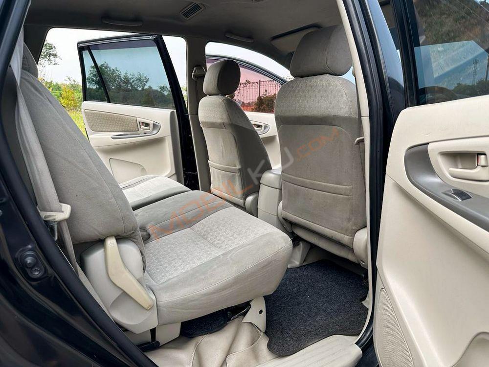 Mobil Toyota Kijang Innova 2012