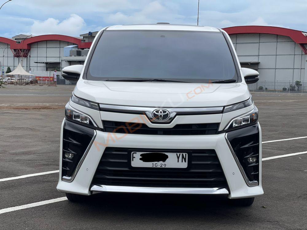 Mobil Toyota Voxy 2019