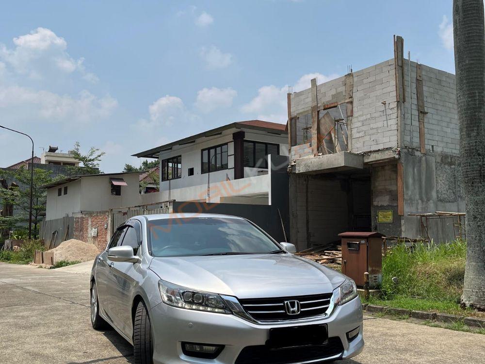 Mobil Honda Accord 2015