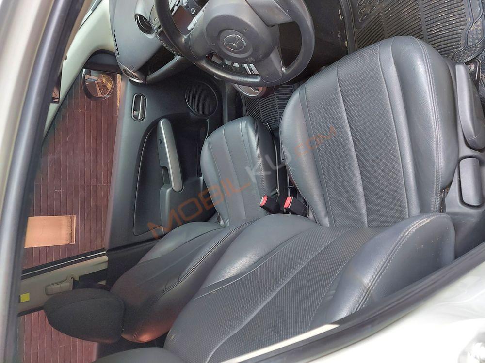 Mobil Mazda 2 Hatchback 2012