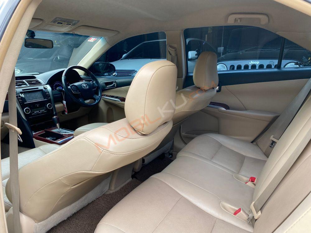 Mobil Toyota Camry 2013