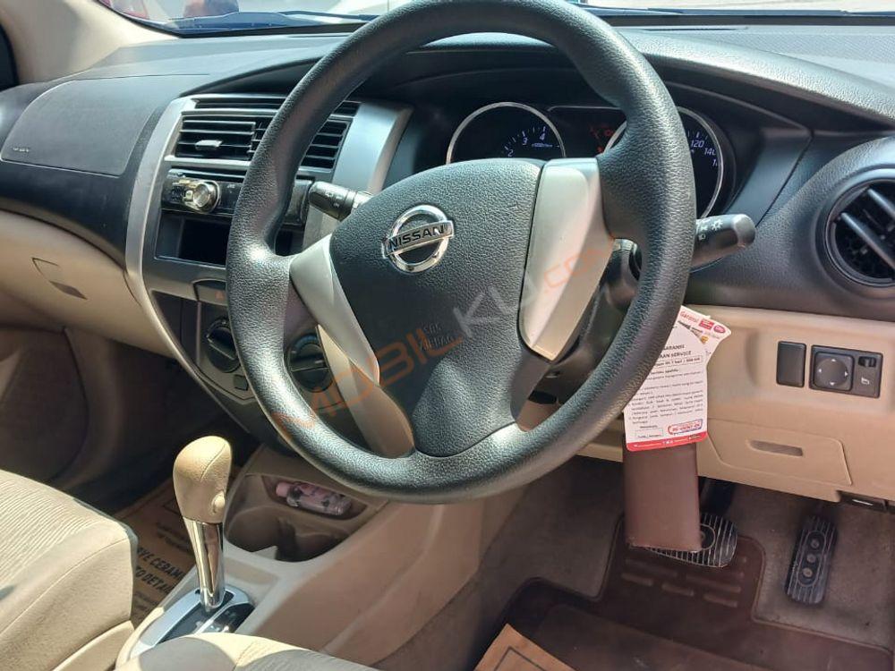 Mobil Nissan Grand Livina 2014