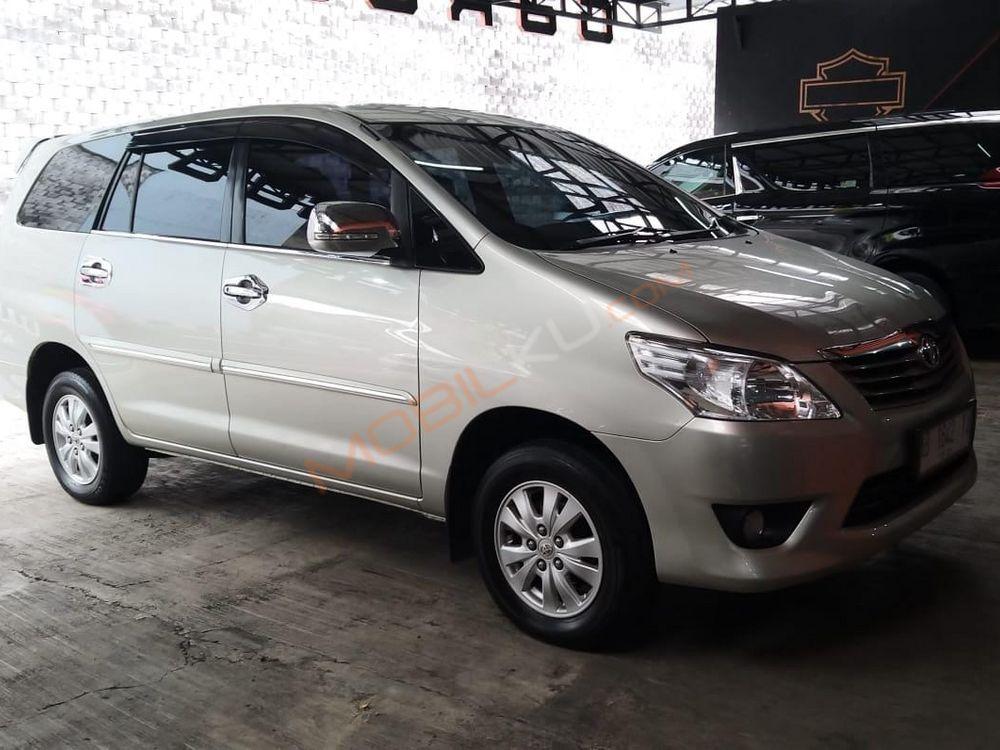 Mobil Toyota Kijang Innova 2012