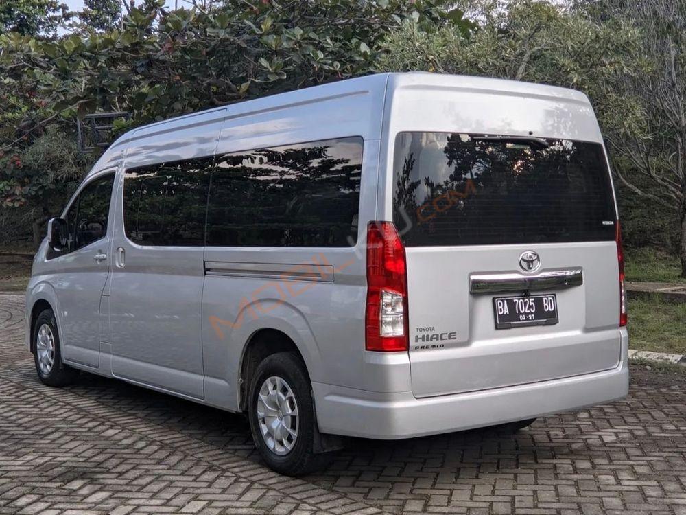 Mobil Toyota HiAce 2022