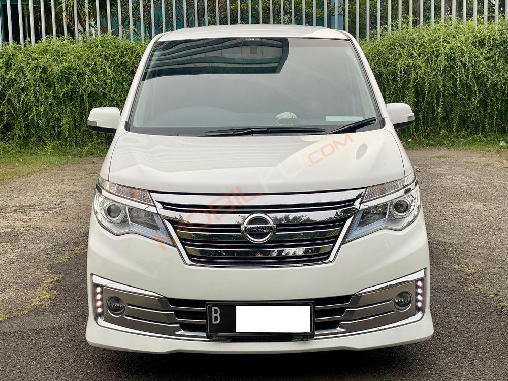 Mobil Nissan Serena 2017
