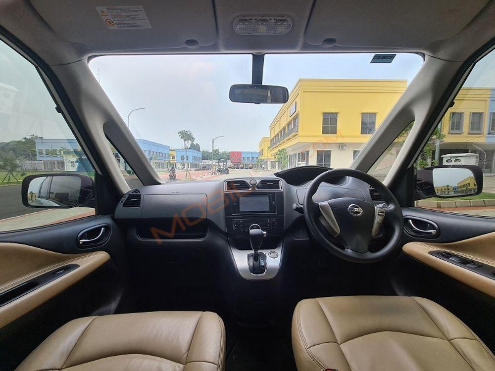 Mobil Nissan Serena 2013