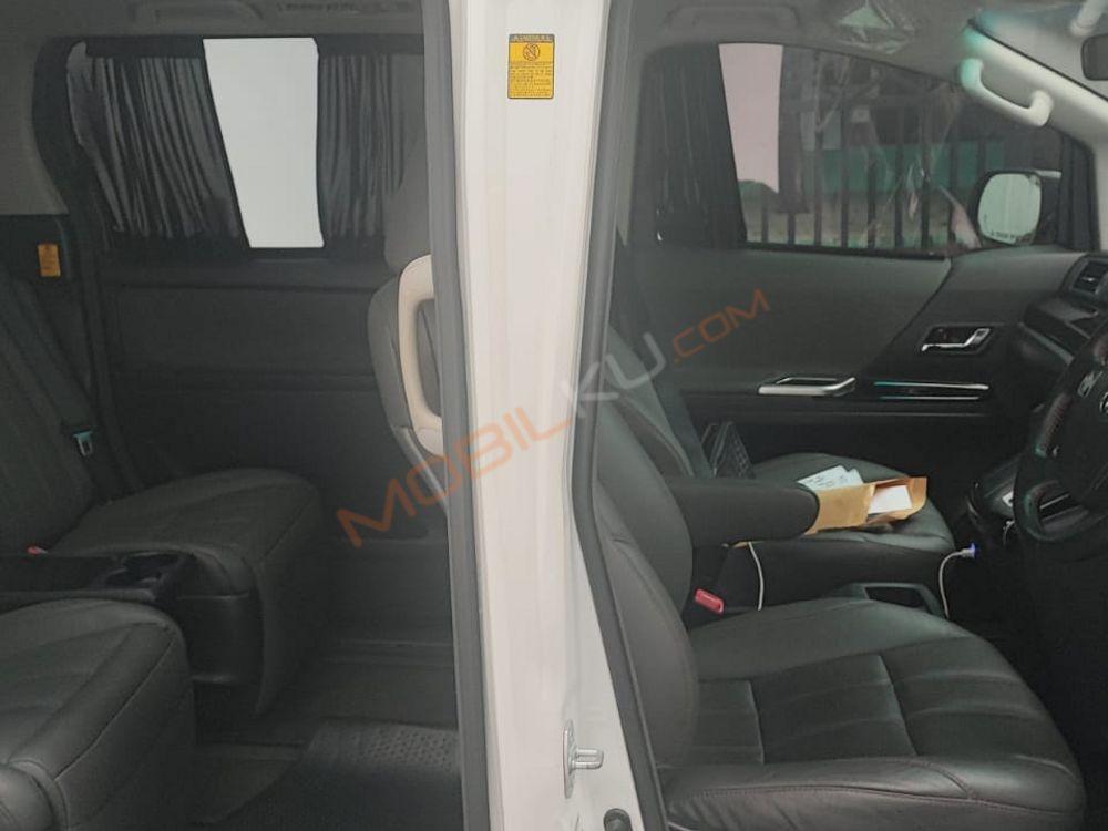 Mobil Toyota Vellfire 2014