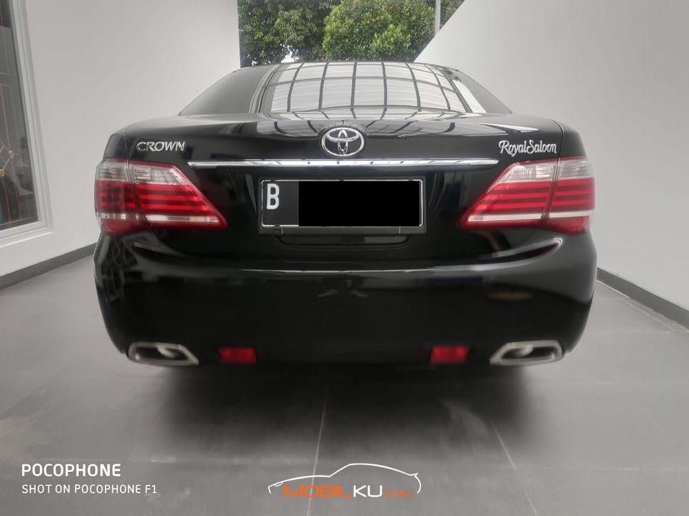 Mobil Toyota Crown 2010