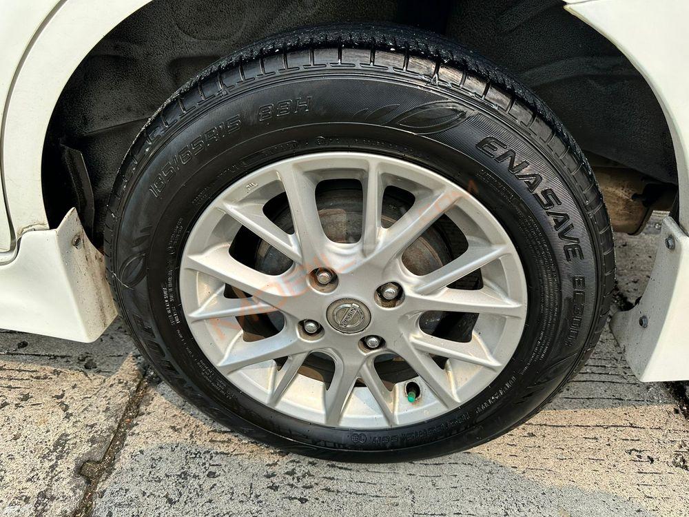 Mobil Nissan Grand Livina 2014