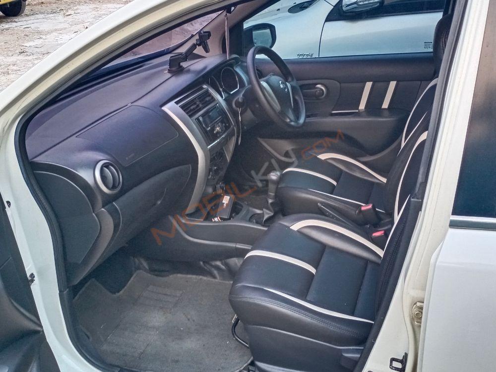 Mobil Nissan Livina 2013