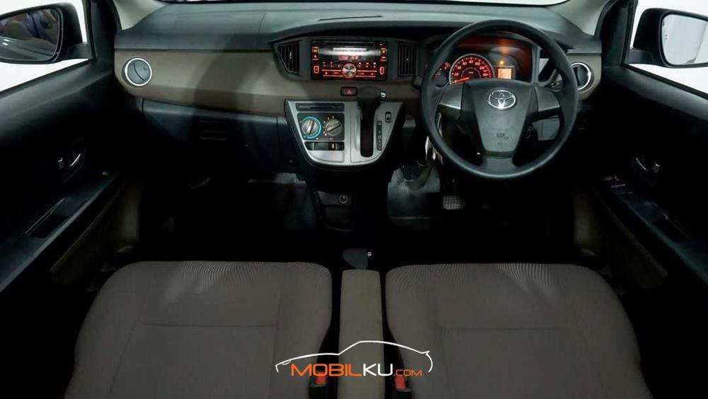 Mobil Toyota Calya 2017