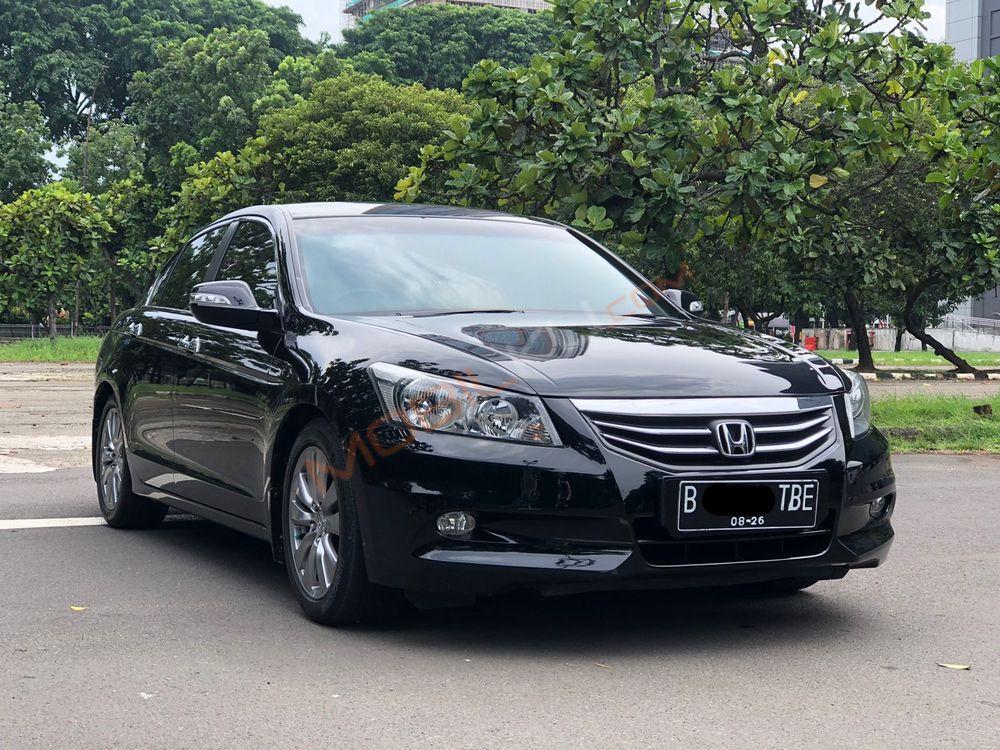 Mobil Honda Accord 2011