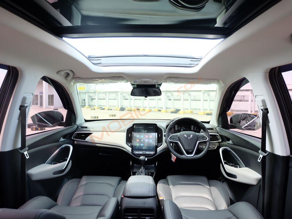 Mobil Wuling Almaz 2021