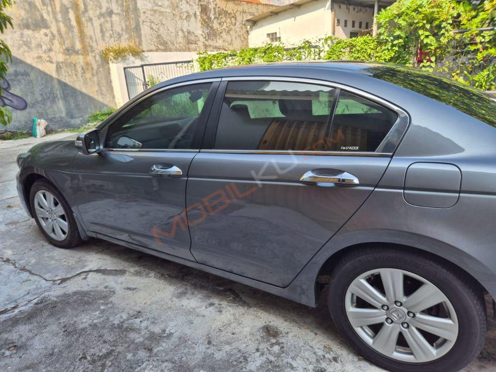 Mobil Honda Accord 2011