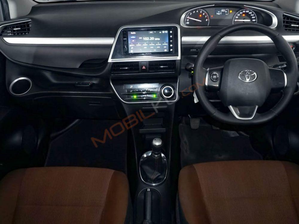 Mobil Toyota Sienta 2016