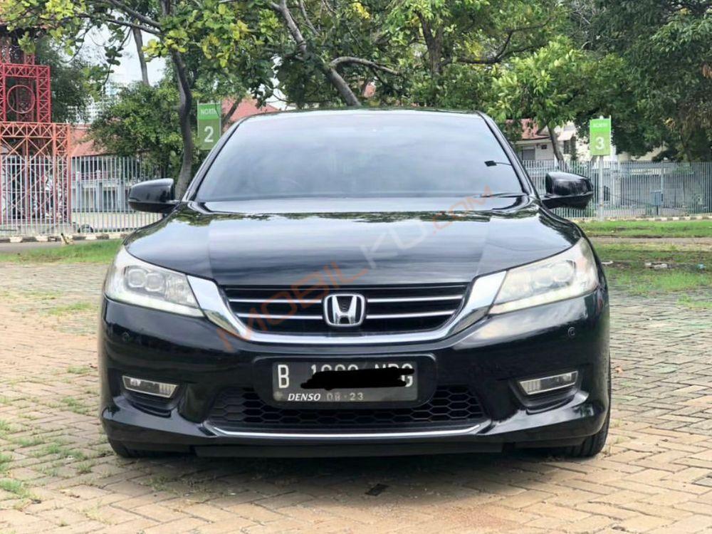 Mobil Honda Accord 2013