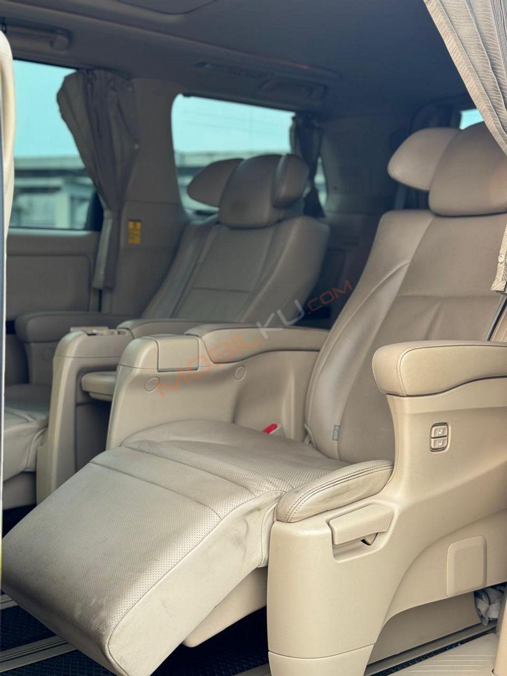 Mobil Toyota Alphard 2014