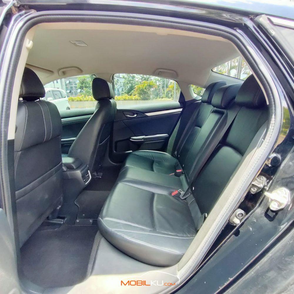 Mobil Honda Civic Sedan 2016