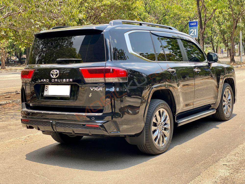 Mobil Toyota Land Cruiser 2023
