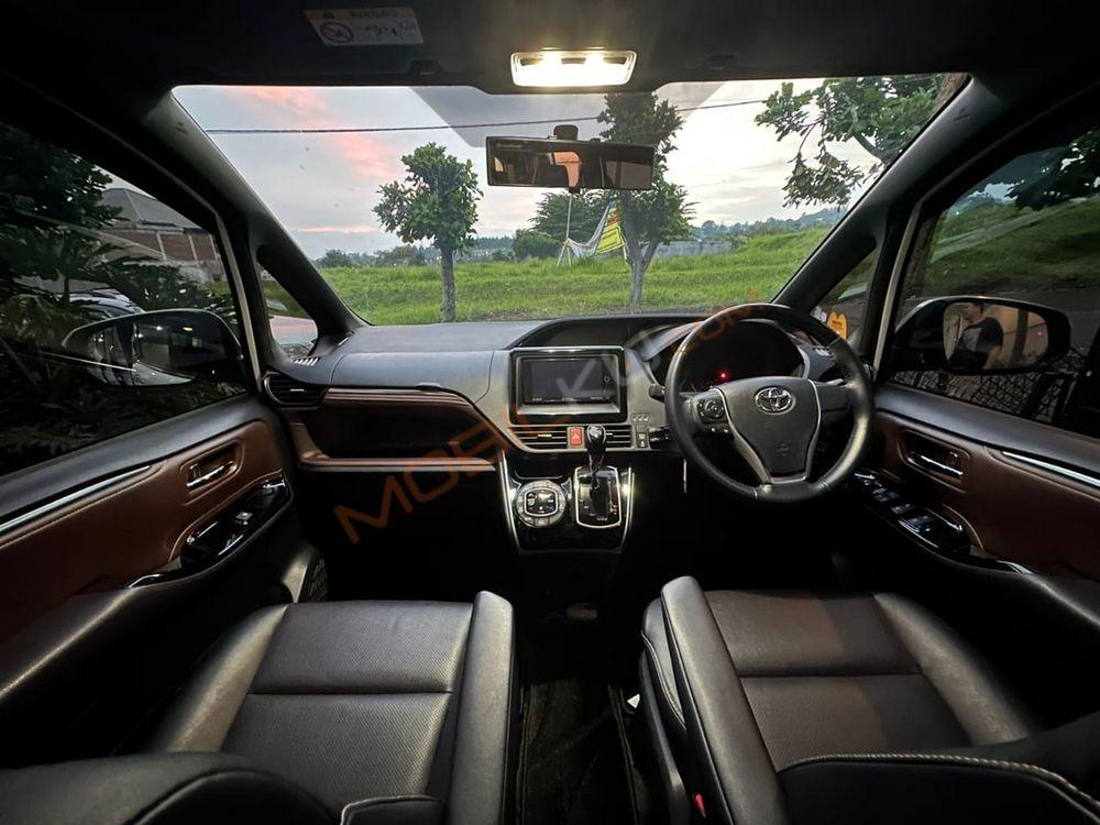 Mobil Toyota Voxy 2018