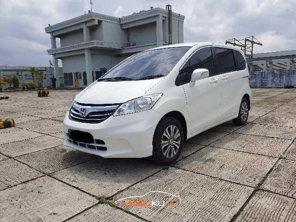 Mobil Honda Freed 2013