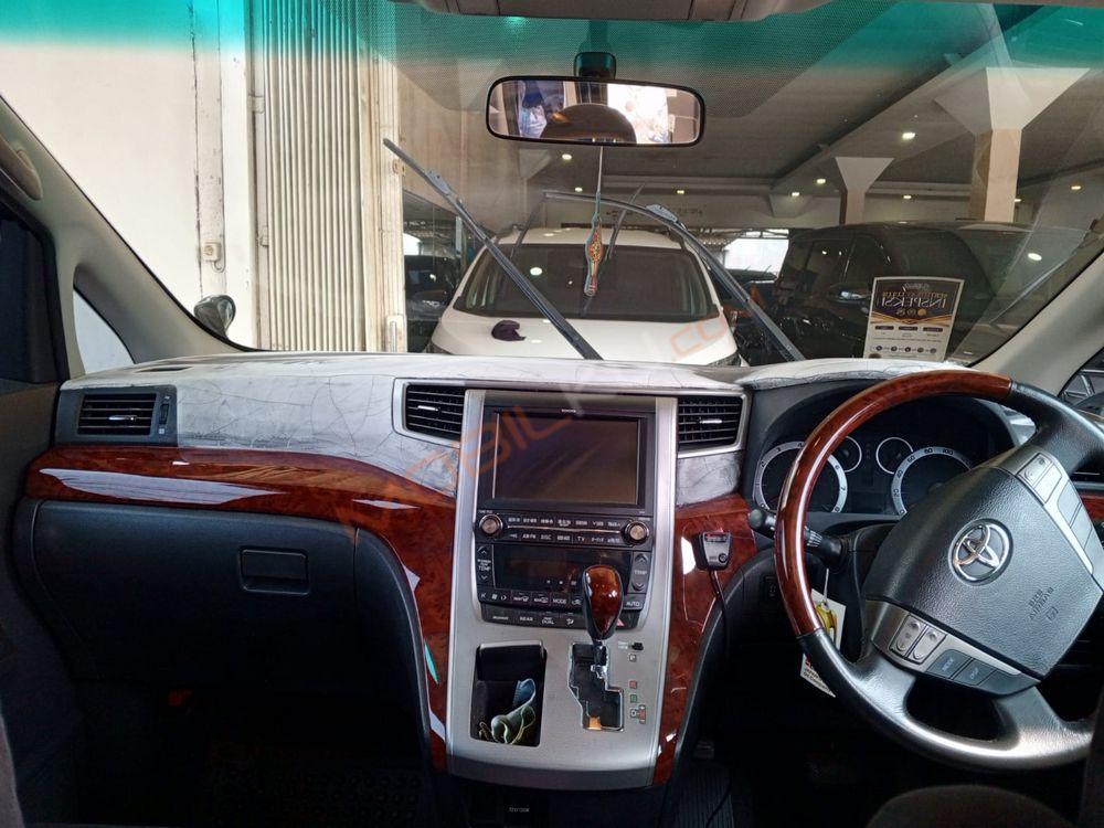 Mobil Toyota Vellfire 2011