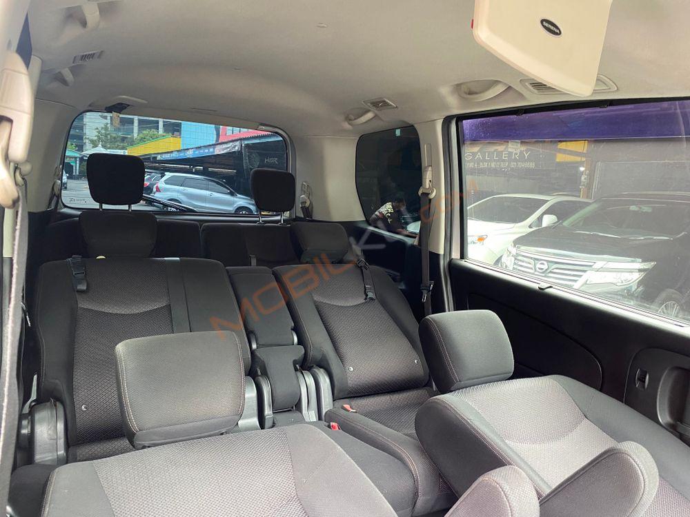 Mobil Nissan Serena 2013