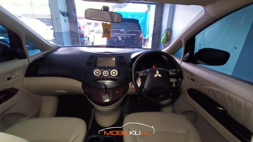 Mobil Mitsubishi Grandis 2008