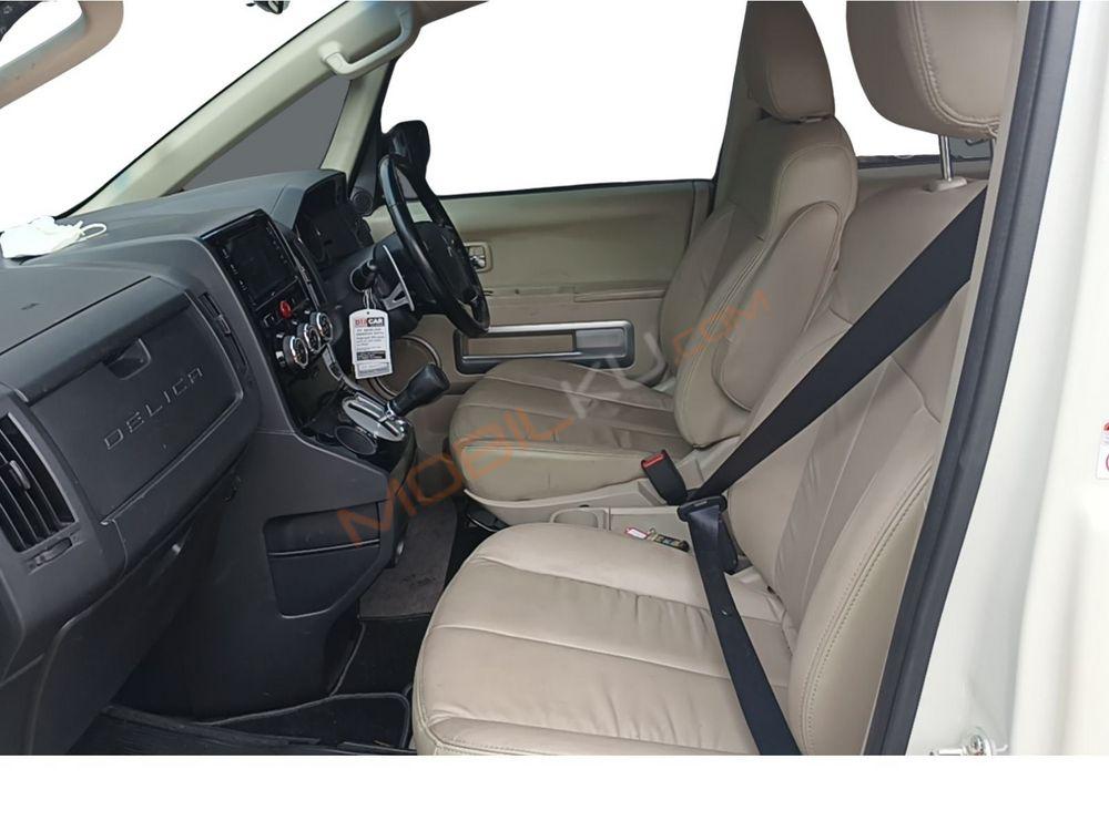 Mobil Mitsubishi Delica 2015