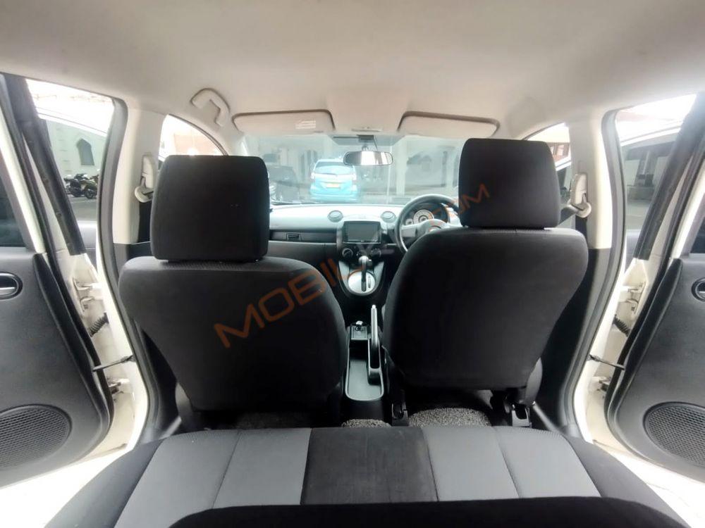 Mobil Mazda 2 Hatchback 2011