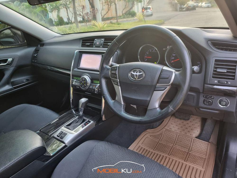 Mobil Toyota Mark X 2012