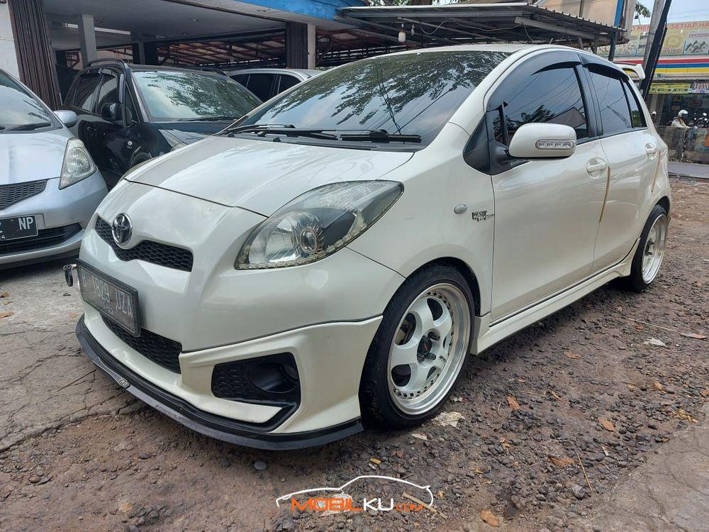 Mobil Toyota Yaris 2012