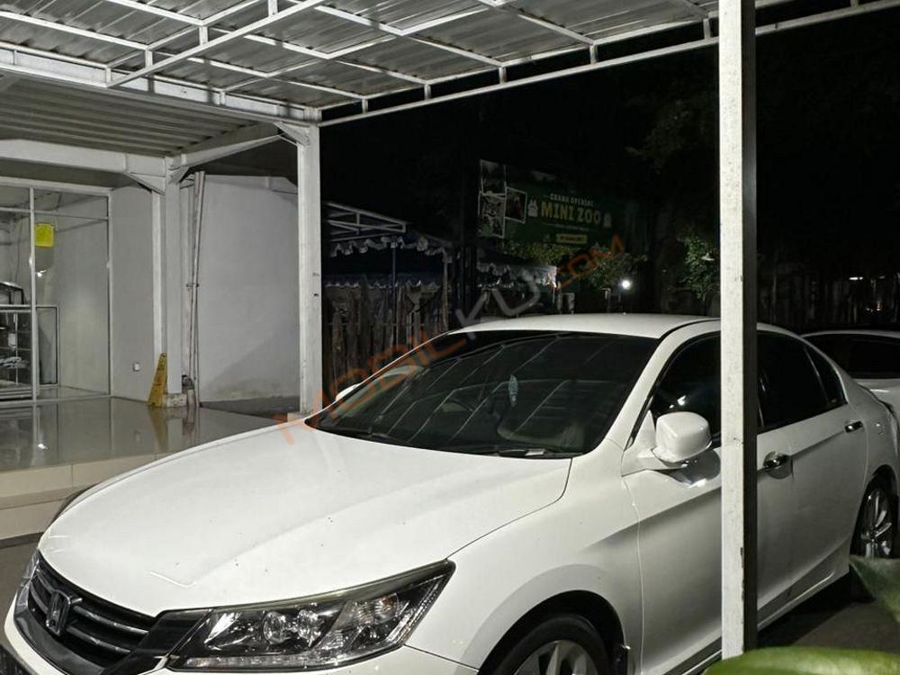 Mobil Honda Accord 2015